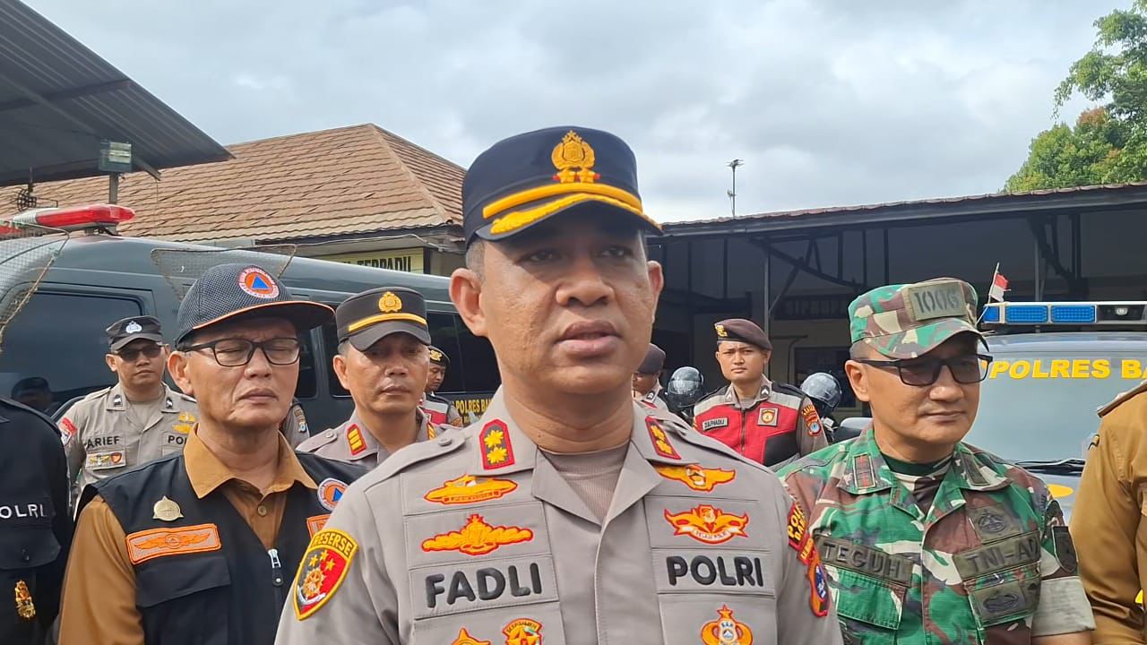 Polres Banjar Tangkap 10 Orang Terduga Preman ‘Ayunkan Parang’ di Pengaron