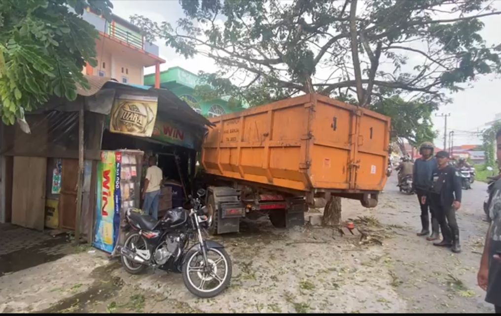 Truk Sampah Milik DPRKPLH Banjar Tabrak Warung dan Motor