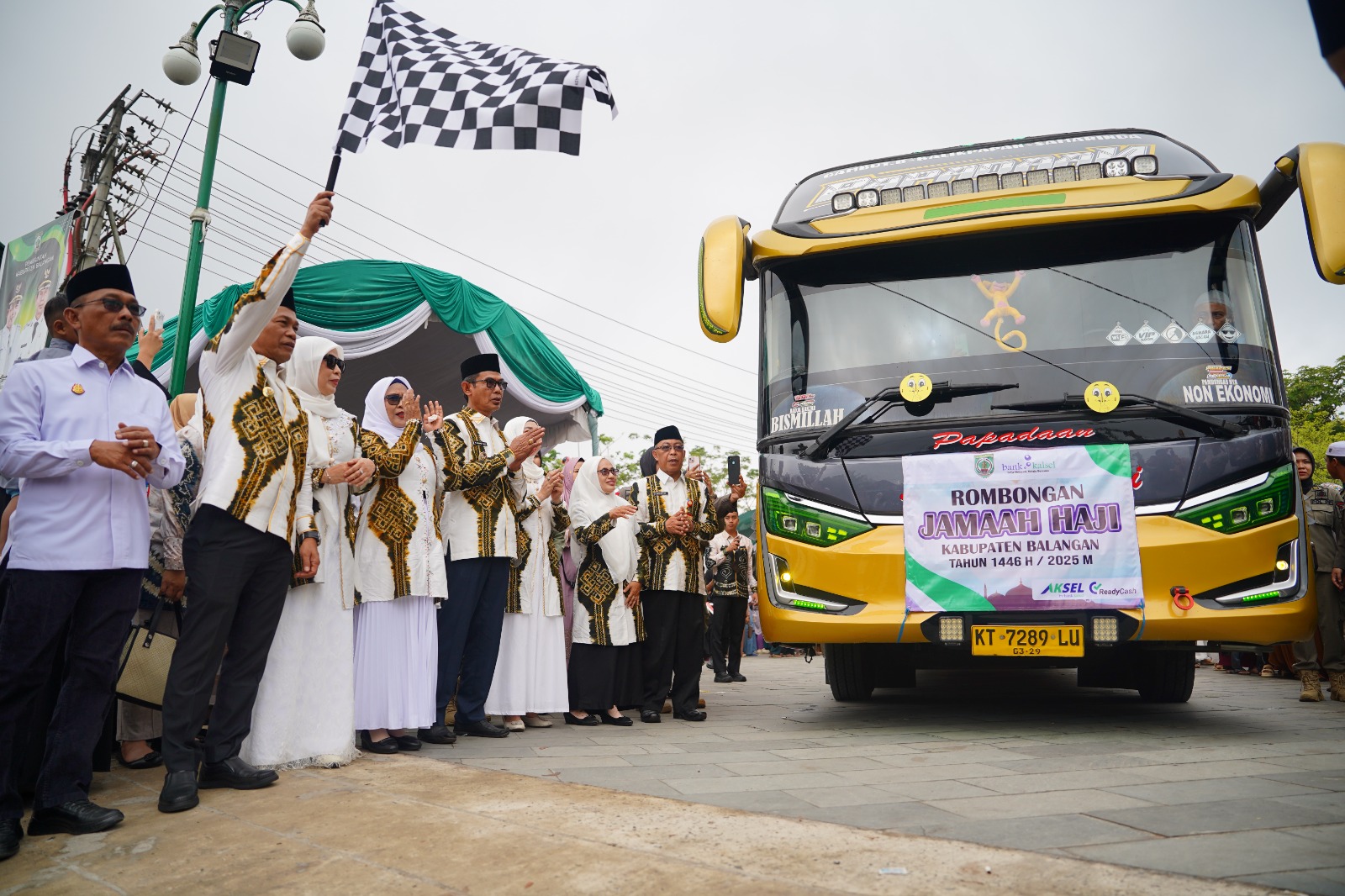 Bupati Balangan Melepas 118 Jamaah Calon Haji ke Tanah Suci