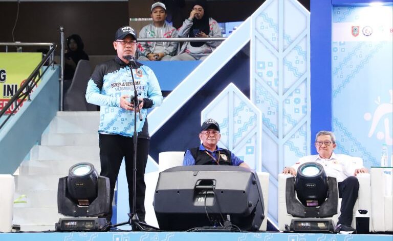 Penyerahan Bonus Atlet Berprestasi PON XXI dan Pembukaan Popda Kalsel