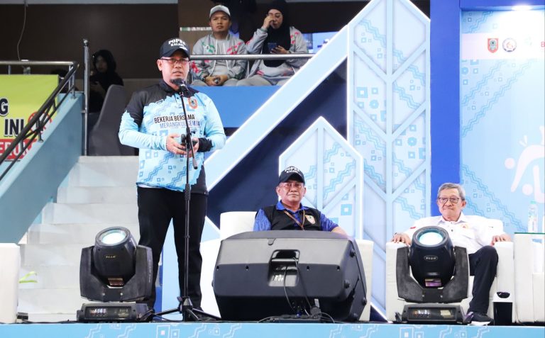 Penyerahan Bonus Atlet Berprestasi PON XXI dan Pembukaan Popda Kalsel
