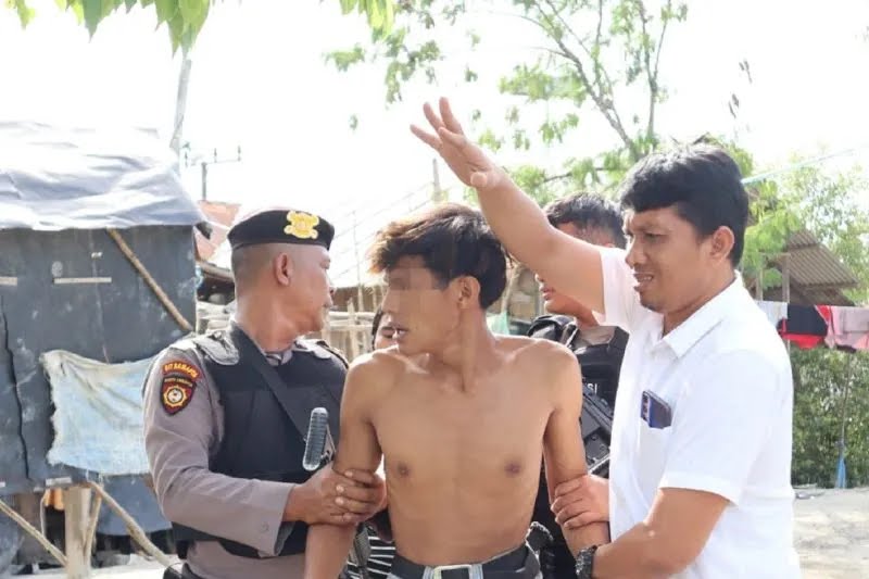 Polisi Gerebek Kampung Narkoba