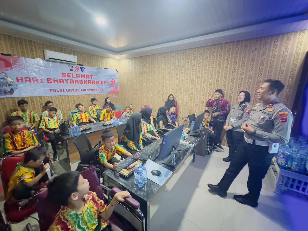 Polisi Edukasi Keselamatan Lalu Lintas untuk Anak Berkebutuhan Khusus