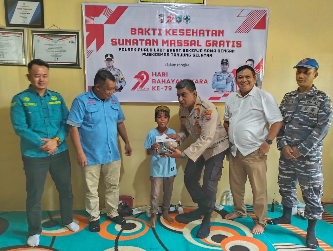 MSAM Bersama Polsek PLB Dukung Sunat Massal di Puskesmas Tanjung Selayar