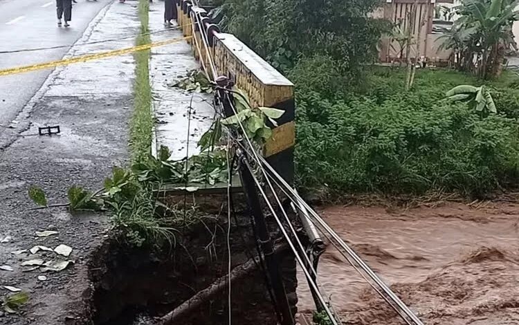 Luapan Air Sungai Badeng Akibat Banjir Picu Kerusakan Infrastruktur