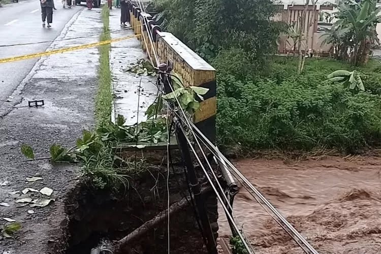 Luapan Air Sungai Badeng Akibat Banjir Picu Kerusakan Infrastruktur