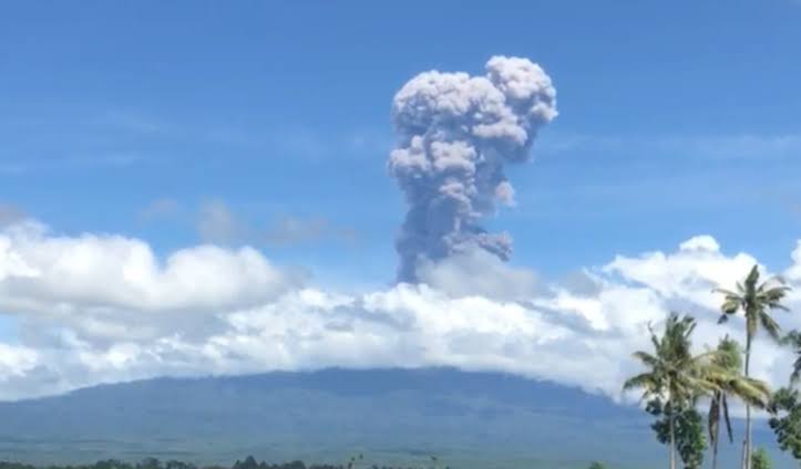 Kamis Pagi, Gunung Raung Sudah Erupsi Lima Kali