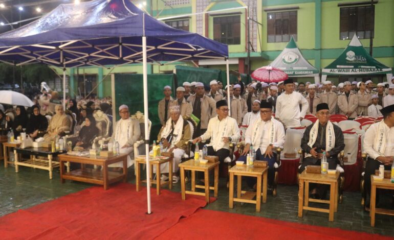 SEKDA HSS HADIRI SILATURAHMI DAN TASYAKURAN MILAD PENGASUH PONPES DALAM PAGAR KANDANGAN