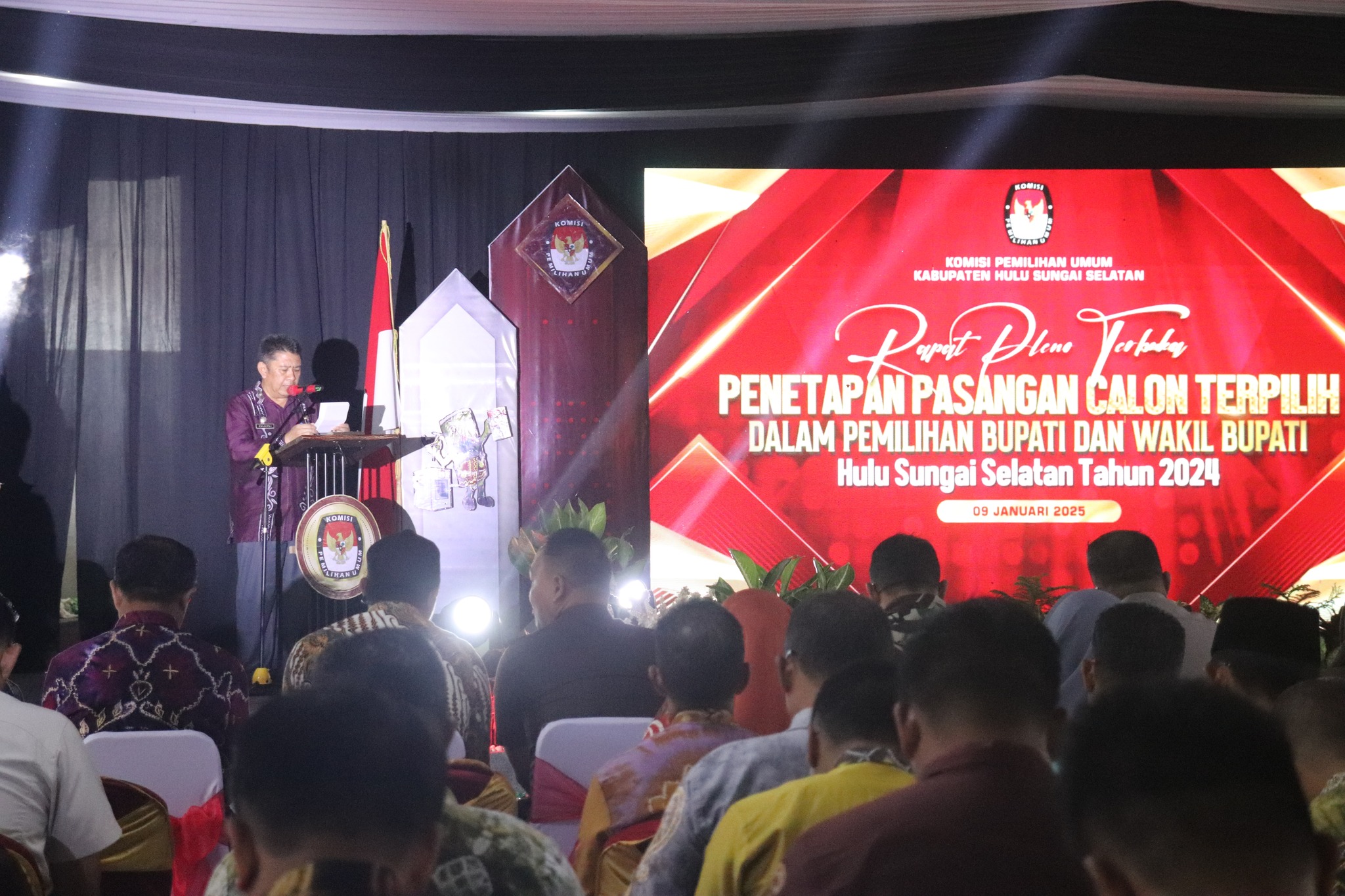 KPU GELAR RAPAT PLENO TERBUKA PENETAPAN BUPATI & WAKIL BUPATI HSS TERPILIH SYAFRUDIN NOOR – SURIANI
