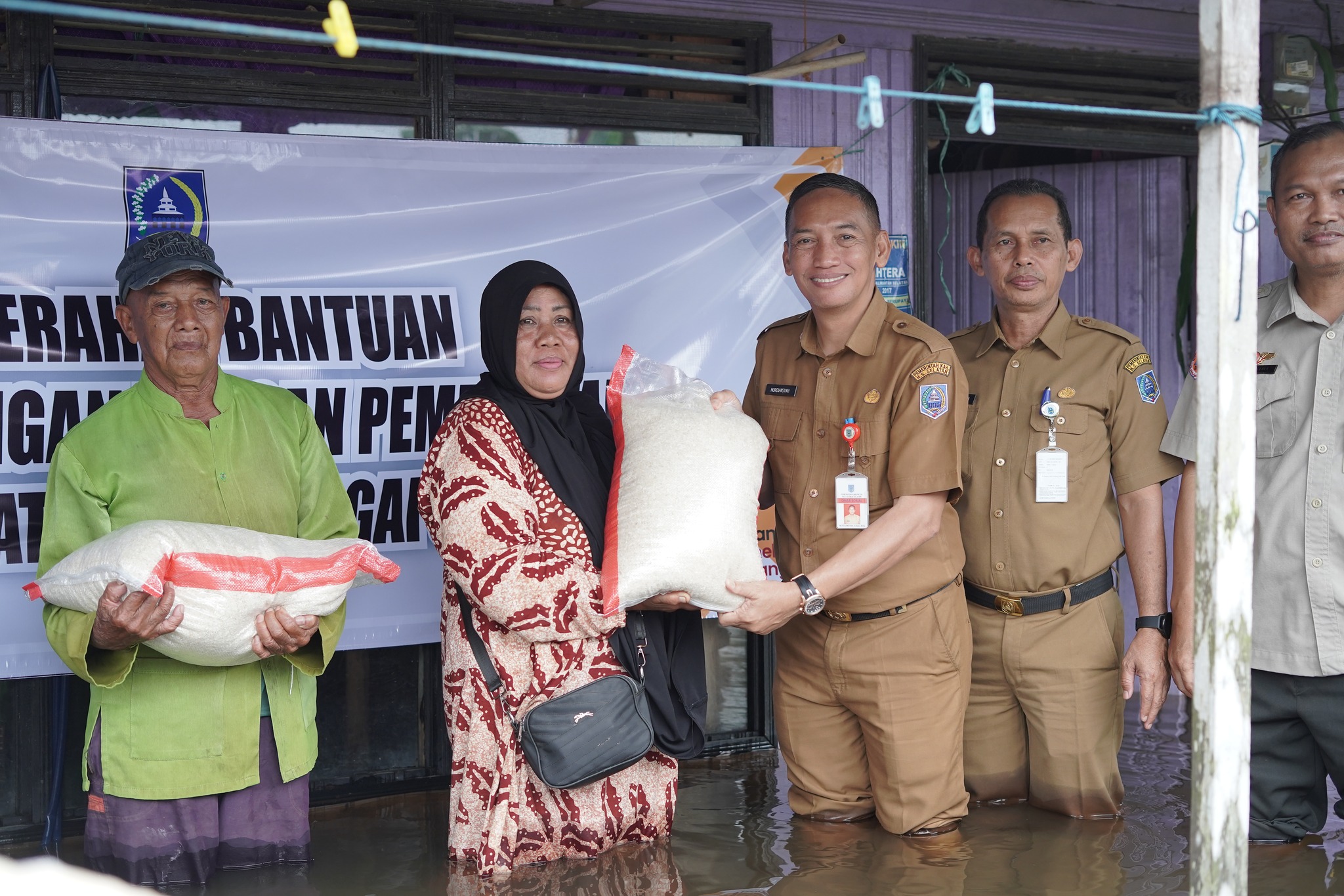 PEMERINTAH KABUPATEN HSS SALURKAN BANTUAN UNTUK 477 KELUARGA TERDAMPAK BANJIR DI KALUMPANG