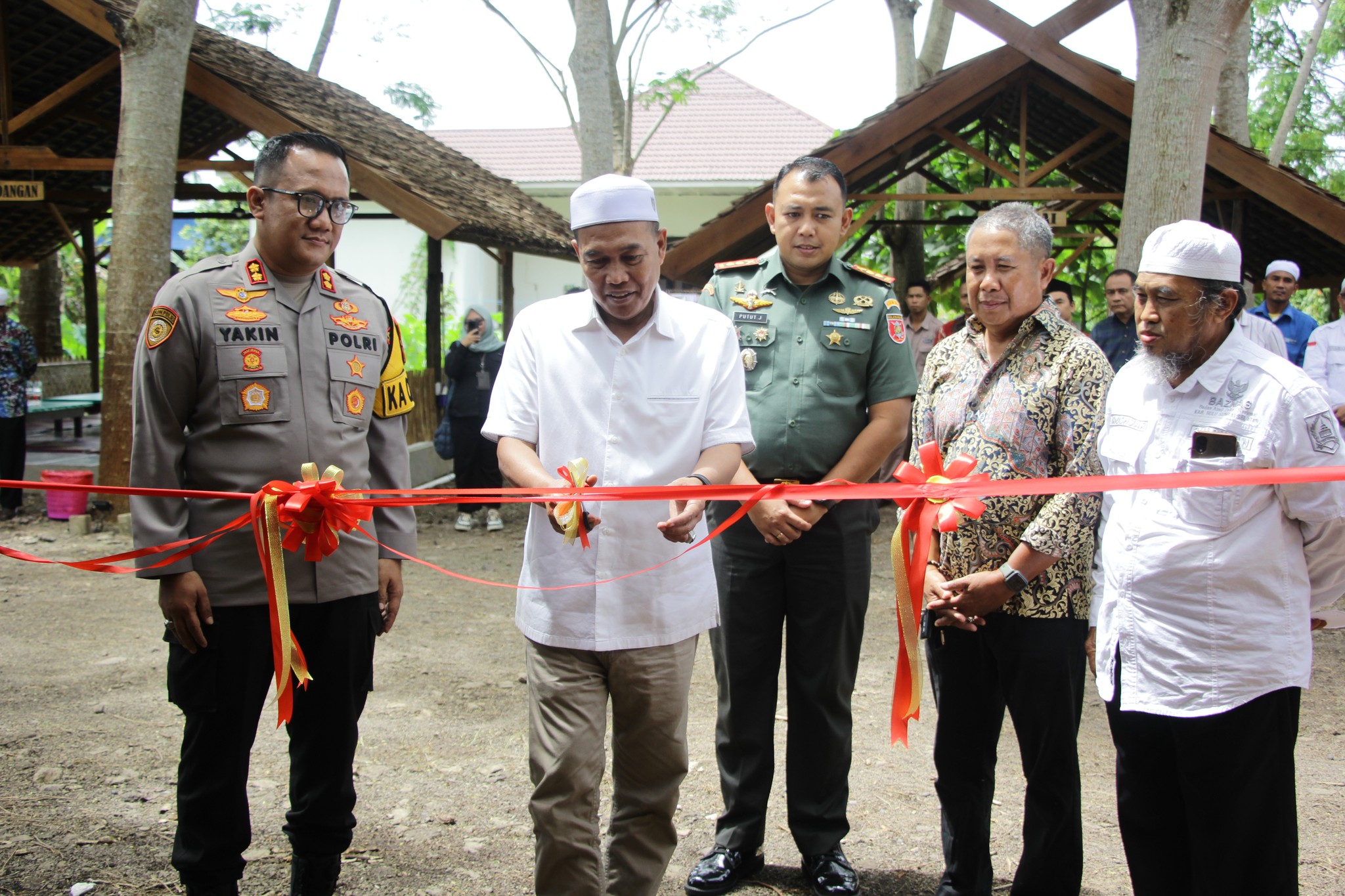 HADIRI PEMBUKAAN WAROENK BANUA 6, SEKDA HARAPKAN BISA MENAMBAH SERAPAN TENAGA KERJA DI HSS