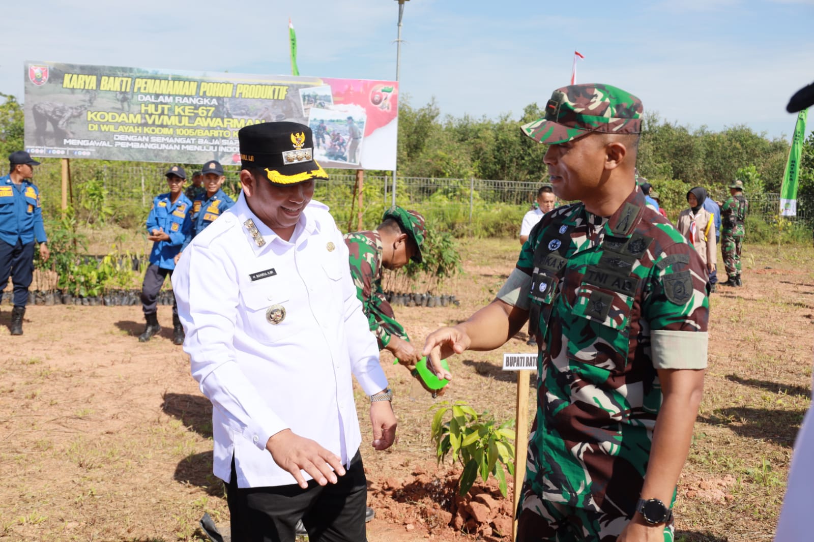 Sinergi Hijau untuk Negeri: Pemkab Batola dan TNI Tanam Pohon Serentak