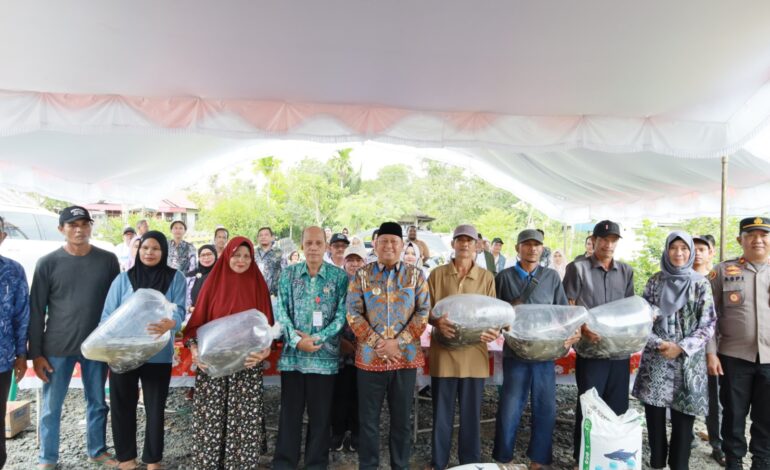 Bupati Batola Serahkan Bantuan Sarana Budidaya Ikan ke Warga Desa Anjir Muara Kota
