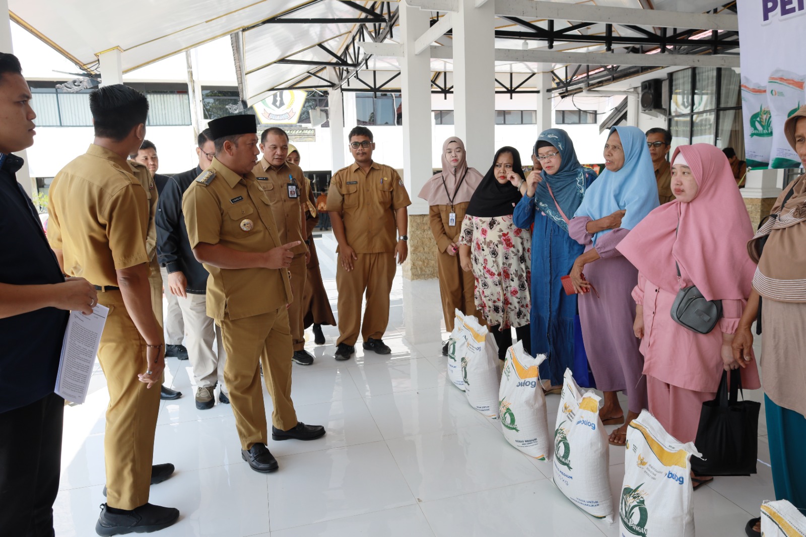 Sinergi Pemkab Batola dan Bulog: Bantuan Pangan Beras Disalurkan ke Masyarakat