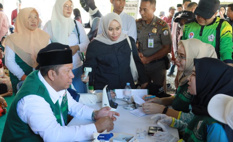 Bupati Barito Kuala Tinjau Layanan Mobil Keliling Cek Kesehatan Gratis dan Administrasi Kependudukan