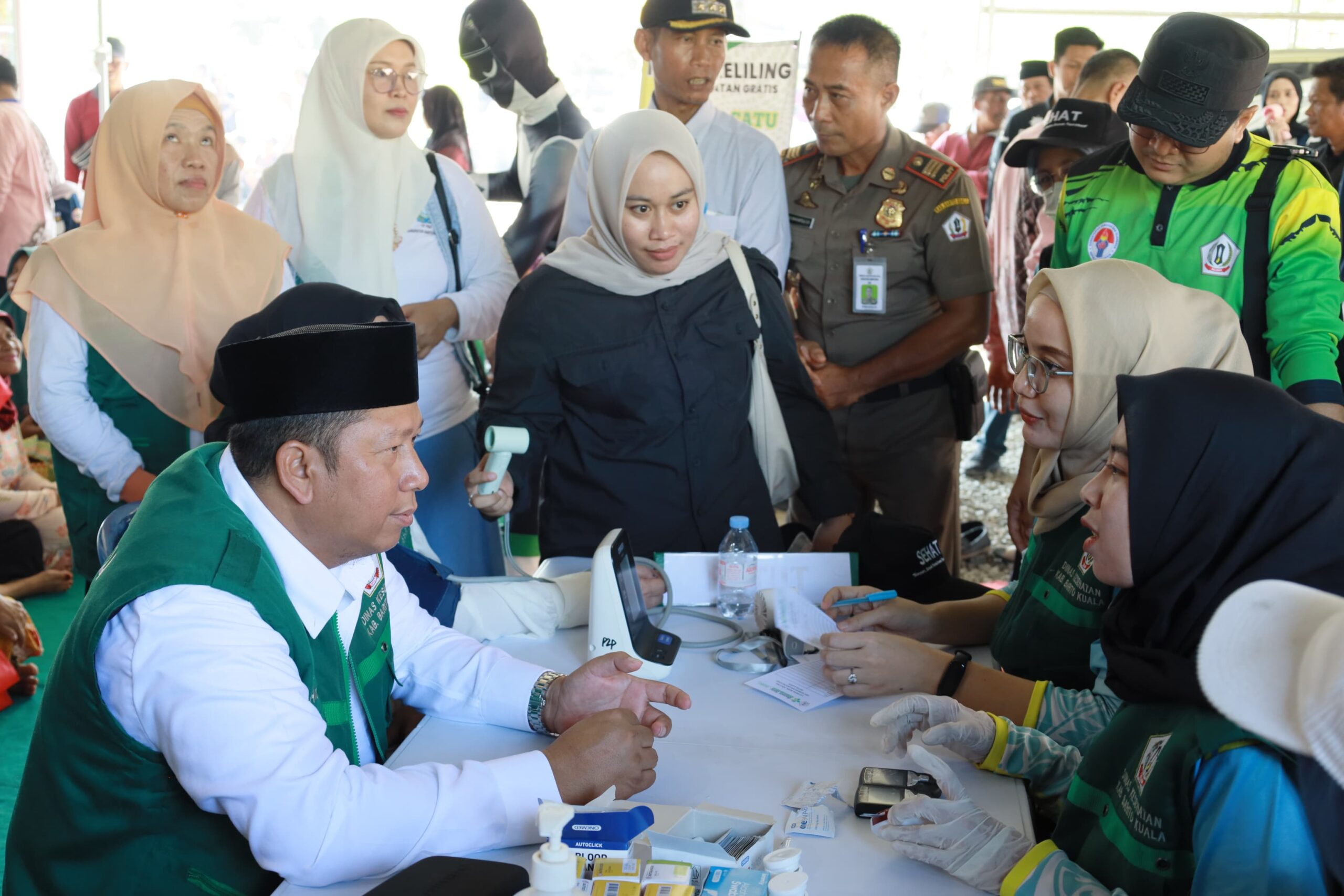 Bupati Barito Kuala Tinjau Layanan Mobil Keliling Cek Kesehatan Gratis dan Administrasi Kependudukan
