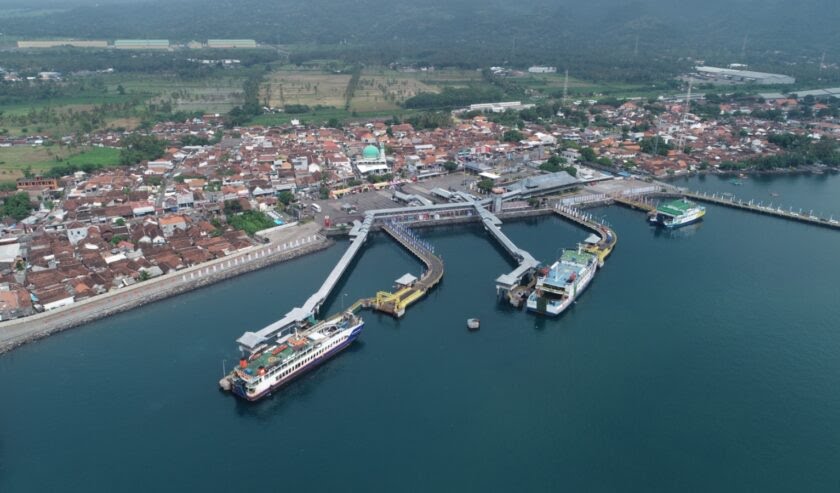 Kapal Tunu Pratama Jaya Tenggelam di Selat Bali, Bawa Puluhan Penumpang dan Kendaraan