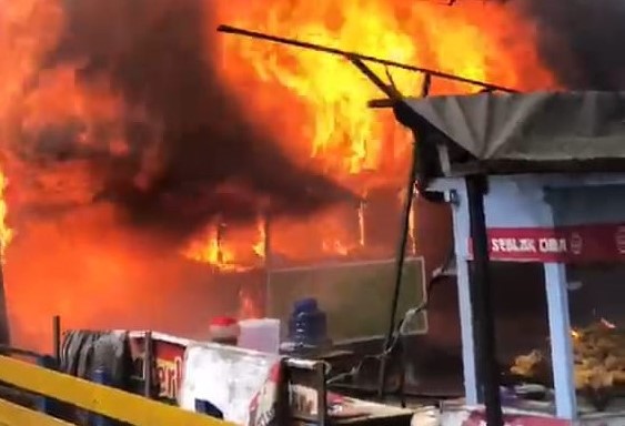 Warung dan Tempat Tinggal Pedagang Bakso Terbakar