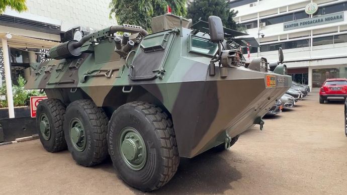 Dua Panser Anoa TNI Menjaga Kejaksaan Agung