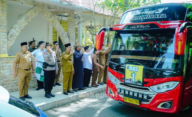 PELEPASAN KHIDMAT CALON JEMAAH HAJI KLOTER 12: WABUP HSS H. SURIANI LEPAS 81 JEMAAH MENUJU TANAH SUCI