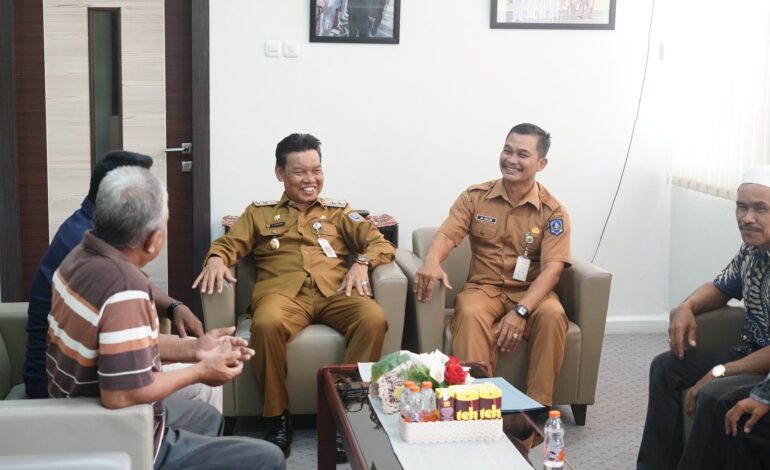 WAKIL BUPATI HSS TERIMA KUNJUNGAN PENJABAT KEPALA DESA LUNGAU BAHAS PERBAIKAN JALAN TANGGUL SUNGAI KALANG