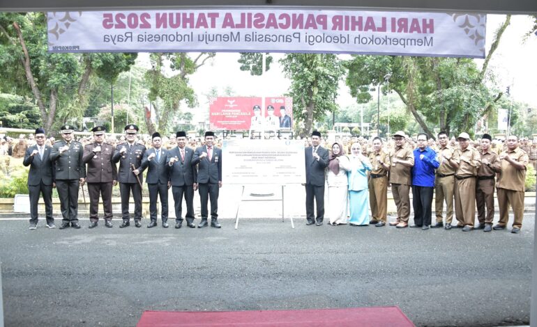 USAI UPACARA PERINGATAN PANCASILA, BUPATI HSS TEKEN DEKLARASI DUKUNGAN UNUTK PERPISAHAN DAN PENGUKUHAN PESERTA DIDIK BERNUASA KEKELUARAGAAN