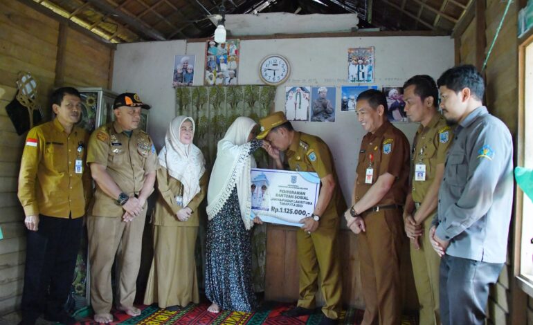 WAKIL BUPATI HSS KUNJUNGI LANSIA ASUH DAN SERAHKAN BANTUAN SOSIAL DI HARI LANJUT USIA NASIONAL 2025