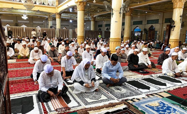BUPATI HSS H. SYAFRUDIN NOOR LAKSANAKAN SALAT IDUL ADHA 1446 H DI MASJID AGUNG TAQWA KANDANGAN