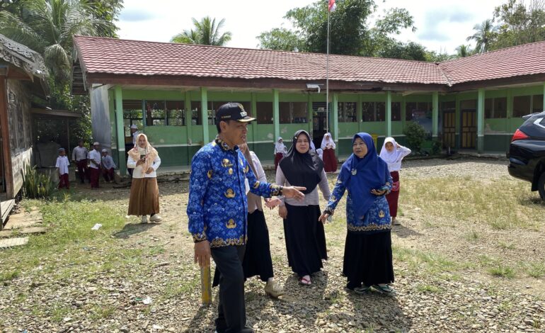 WAKIL BUPATI HSS TINDAKLANJUTI LAPORAN KERUSAKAN RUANG KELAS DI SDN SIRIH HULU DAN SDN KALUMPANG