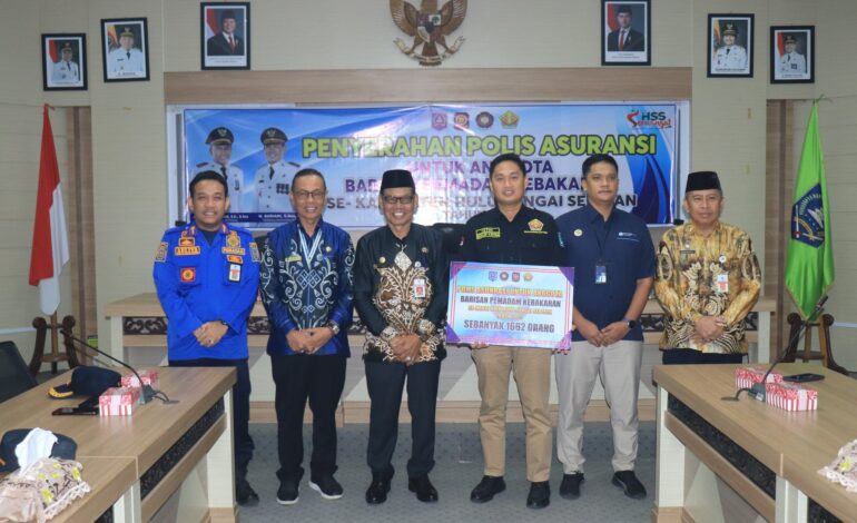 PENYERAHAN POLIS ASURANSI BAGI 1662 ANGGOTA PEMADAM KEBAKARAN HSS