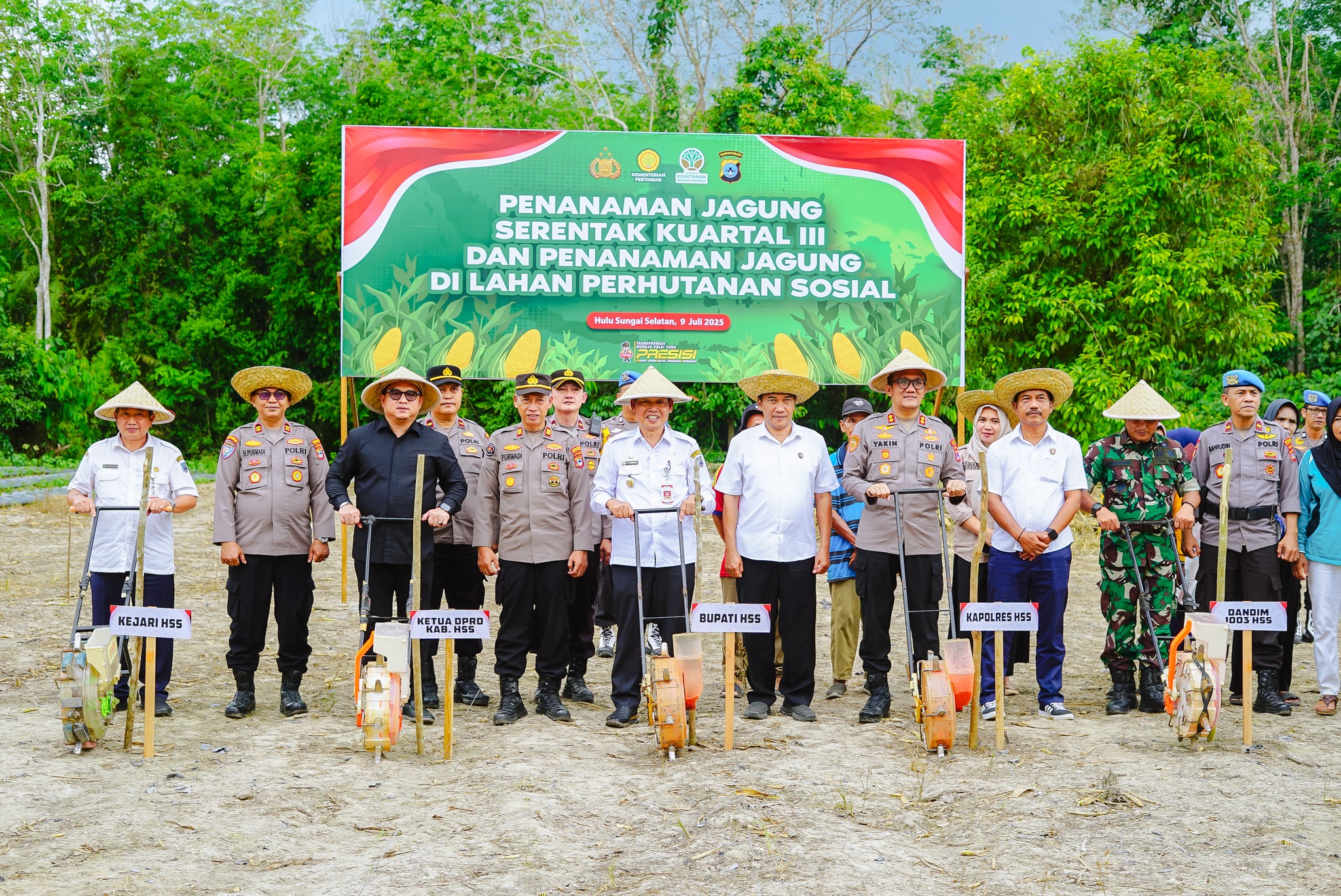 WAKIL BUPATI HSS HADIRI PENANAMAN JAGUNG SERENTAK DI LAHAN PERHUTANAN SOSIAL DESA MADANG