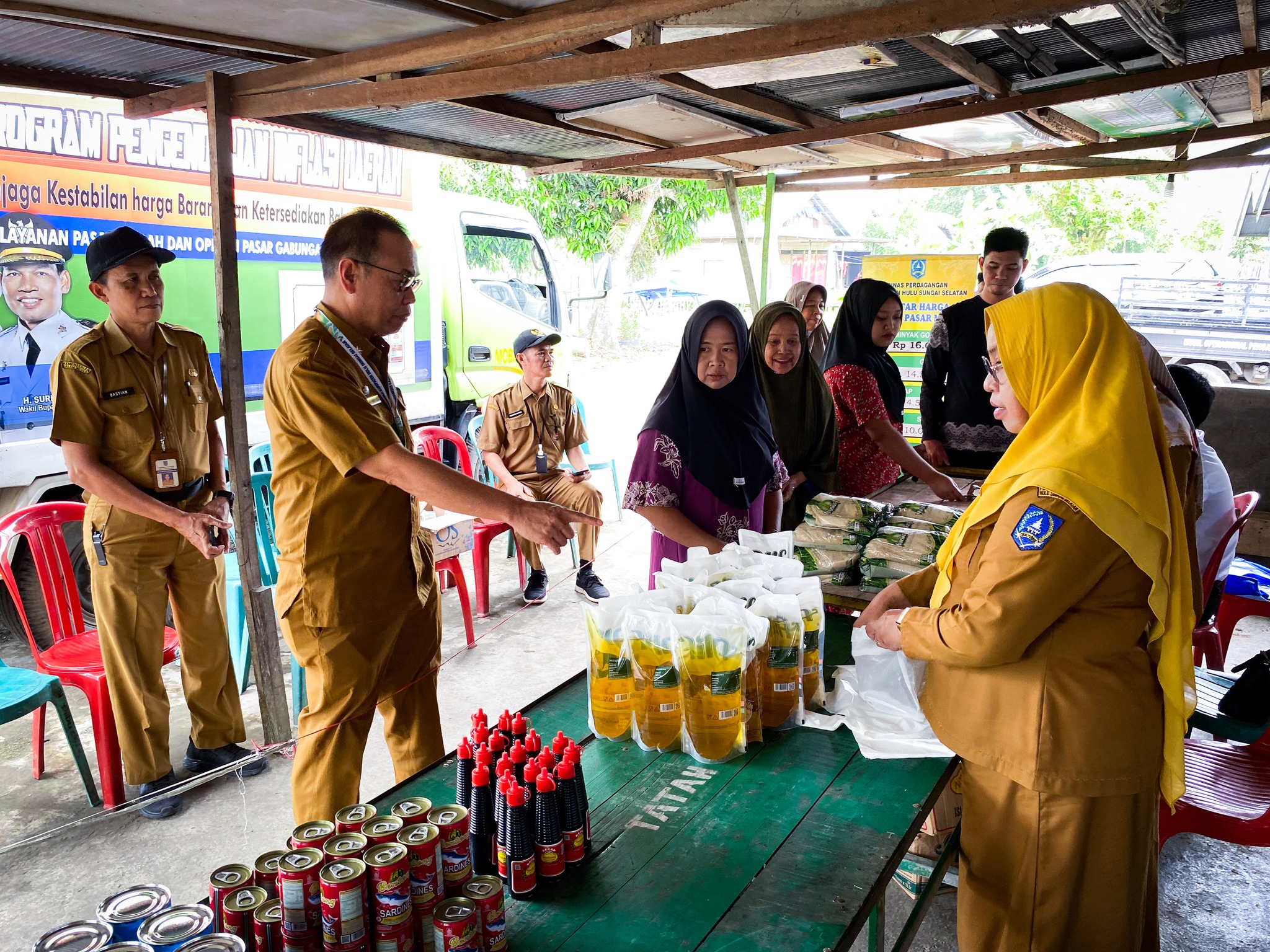 SEKDA HSS TINJAU PASAR MURAH DI DESA KAYU ABANG UNTUK KENDALIKAN INFLASI