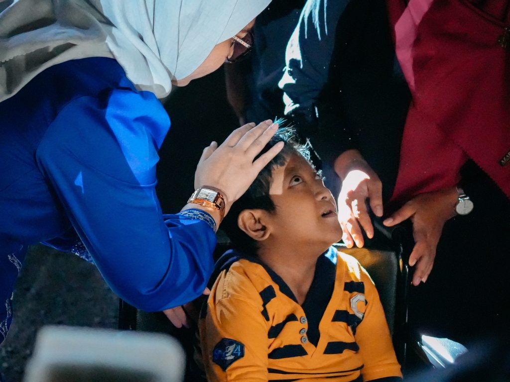 Penyerahan Kursi Roda Warnai Peringatan HUT ke-80 RI di Banjarbaru