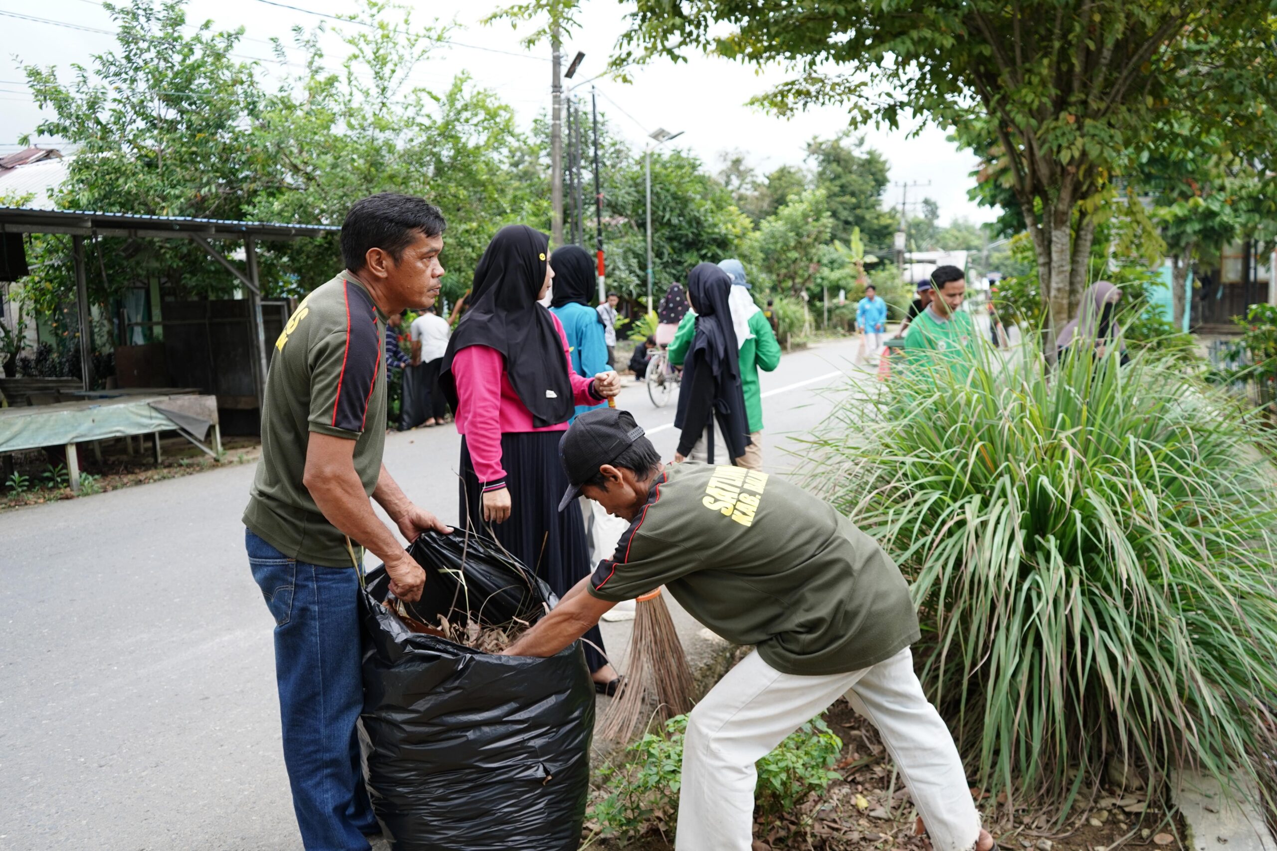 Wujudkan Desa Sadar Sampah di Balangan, DPLH Gelar Aksi Bersih Desa