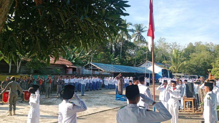 Satpol PP Balangan Latih Kedisiplinan dan Wawasan Kebangsaan di MTs Baruh Panyambaran
