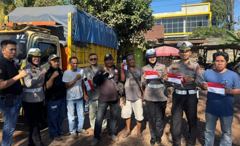 Semarak HUT RI, Polda Kalsel Berbagi Bendera Merah Putih dan Edukasi Keselamatan