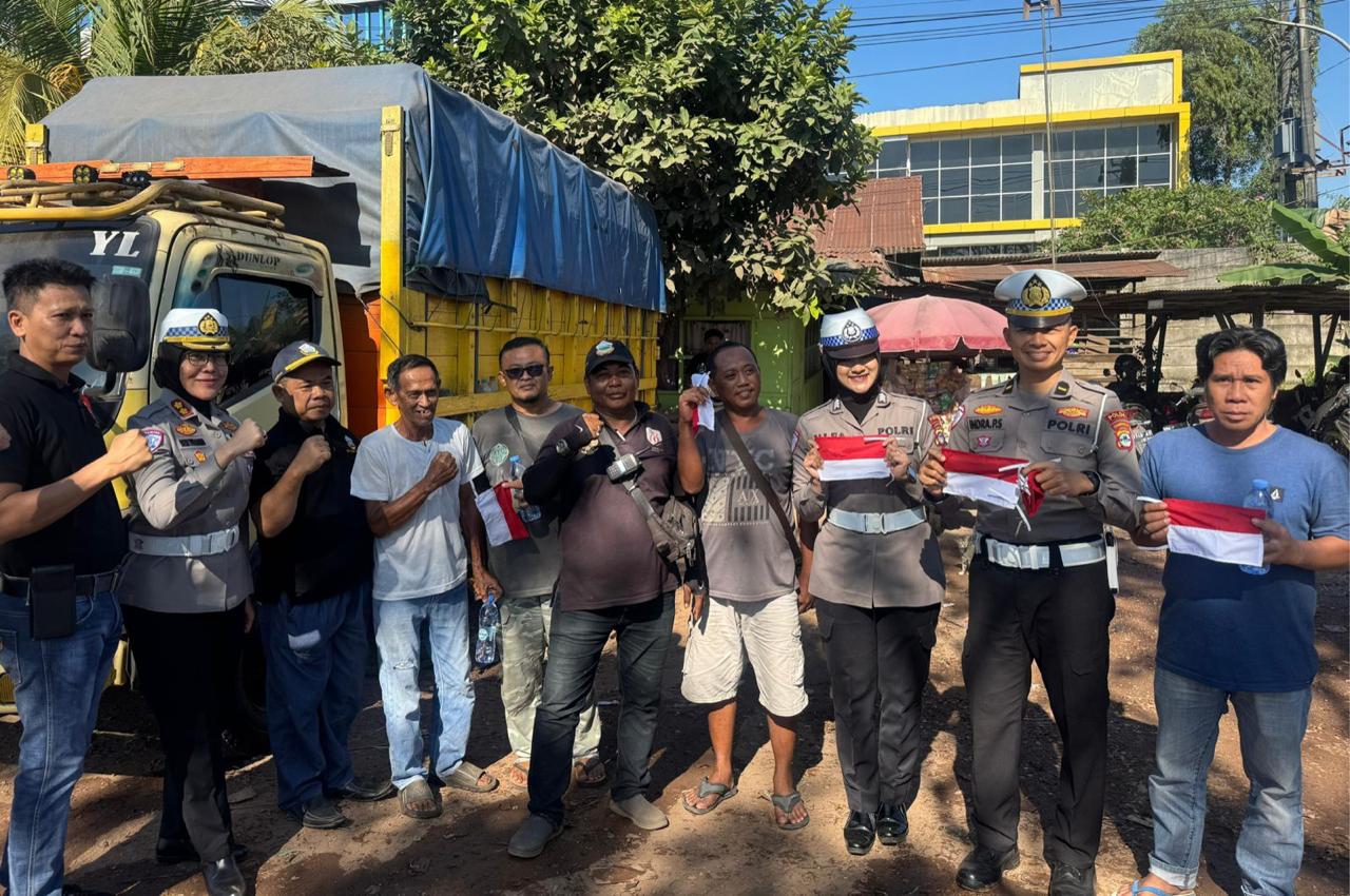 Semarak HUT RI, Polda Kalsel Berbagi Bendera Merah Putih dan Edukasi Keselamatan