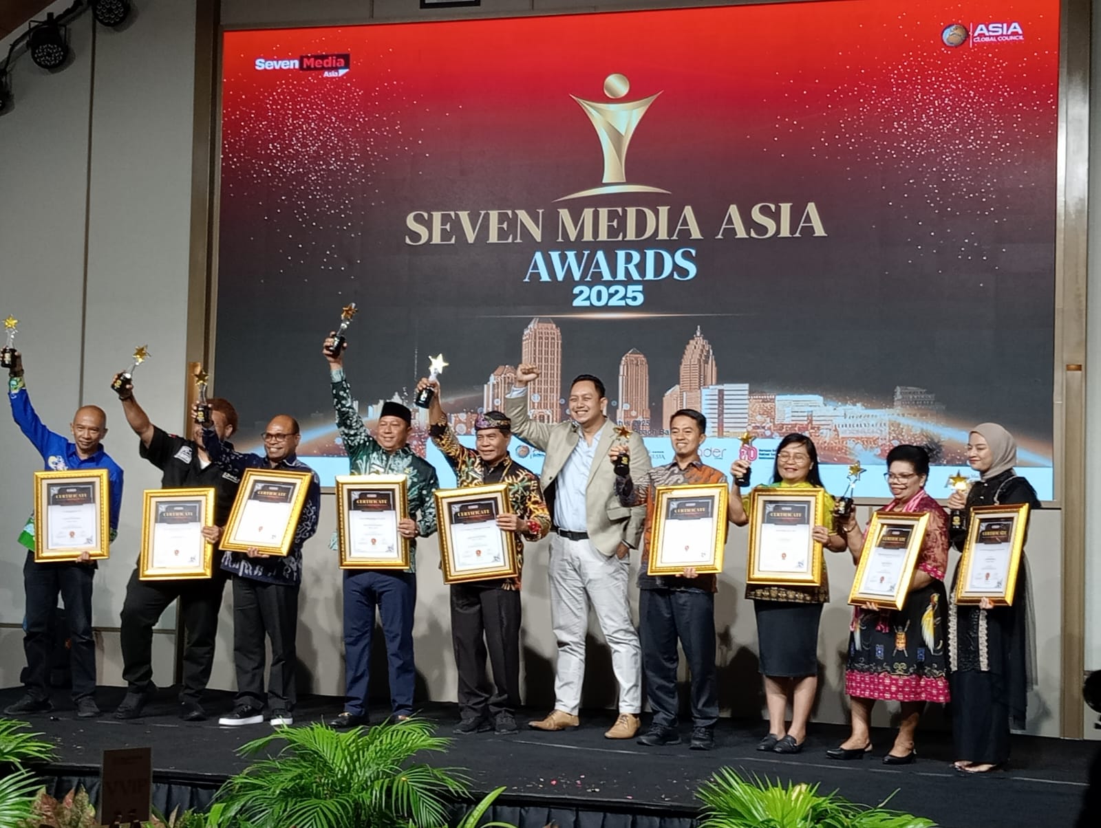 Bupati Barito Kuala Raih Penghargaan Visioner Leader Award 2025