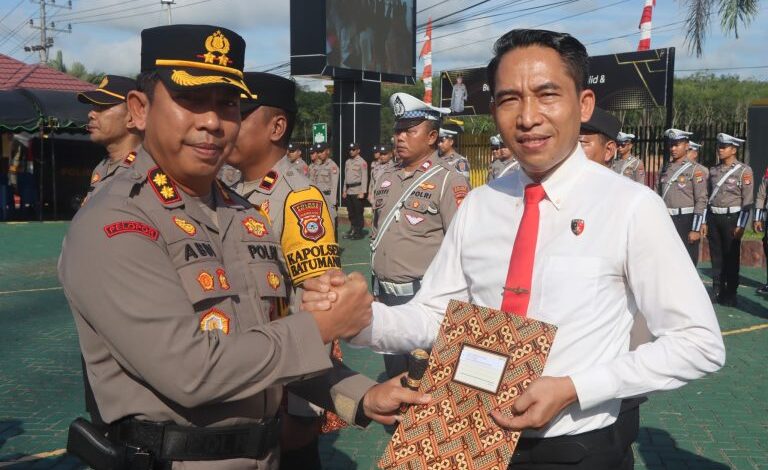 Kapolres Balangan Beri Penghargaan 67 Personel Berprestasi