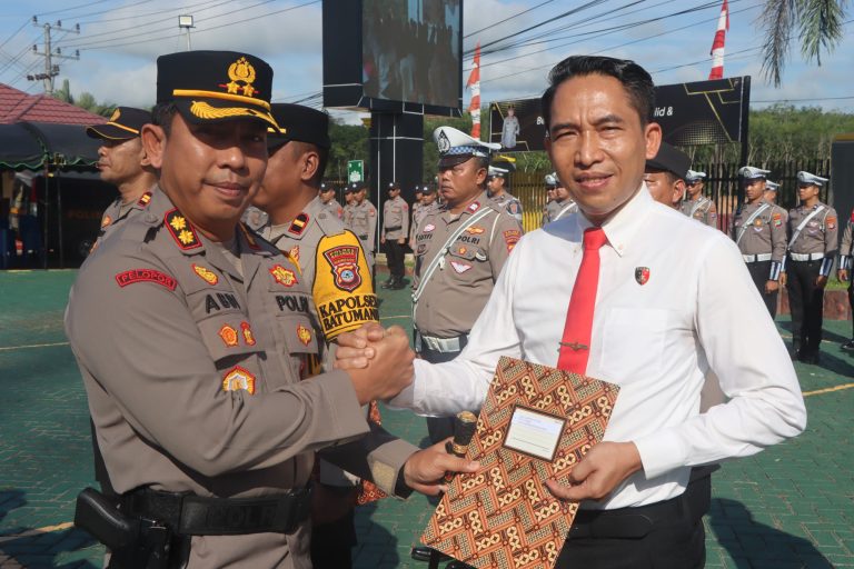 Kapolres Balangan Beri Penghargaan 67 Personel Berprestasi