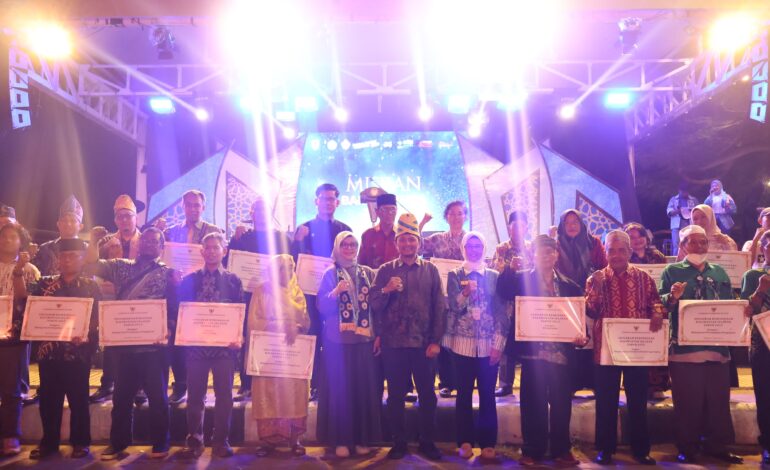 Wagub Kalsel Serahkan Anugerah Kebudayaan Kalsel 2025
