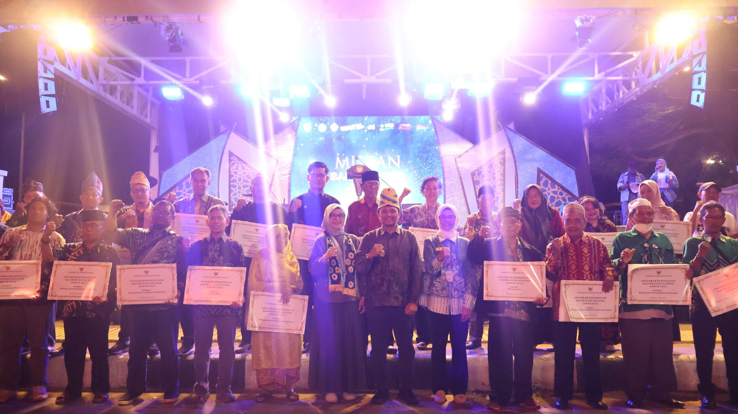 Wagub Kalsel Serahkan Anugerah Kebudayaan Kalsel 2025