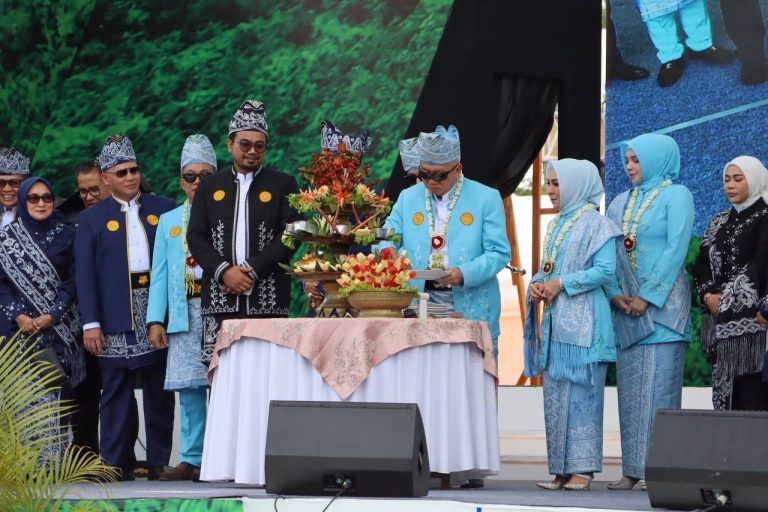 Gubernur H. Muhidin Dorong Terus Berkarya di Puncak Peringatan Hari Jadi ke-75 Kalsel