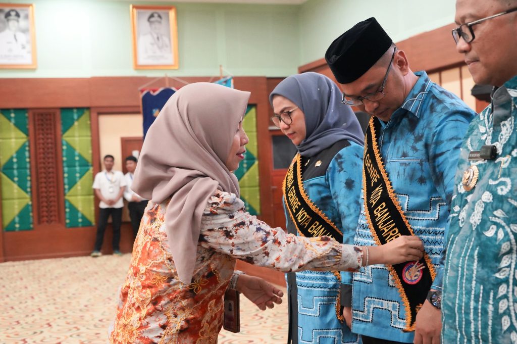 Wali Kota Banjarbaru Dikukuhkan Jadi Bunda Genre pada Grand Final Duta Genre Kalsel 2025