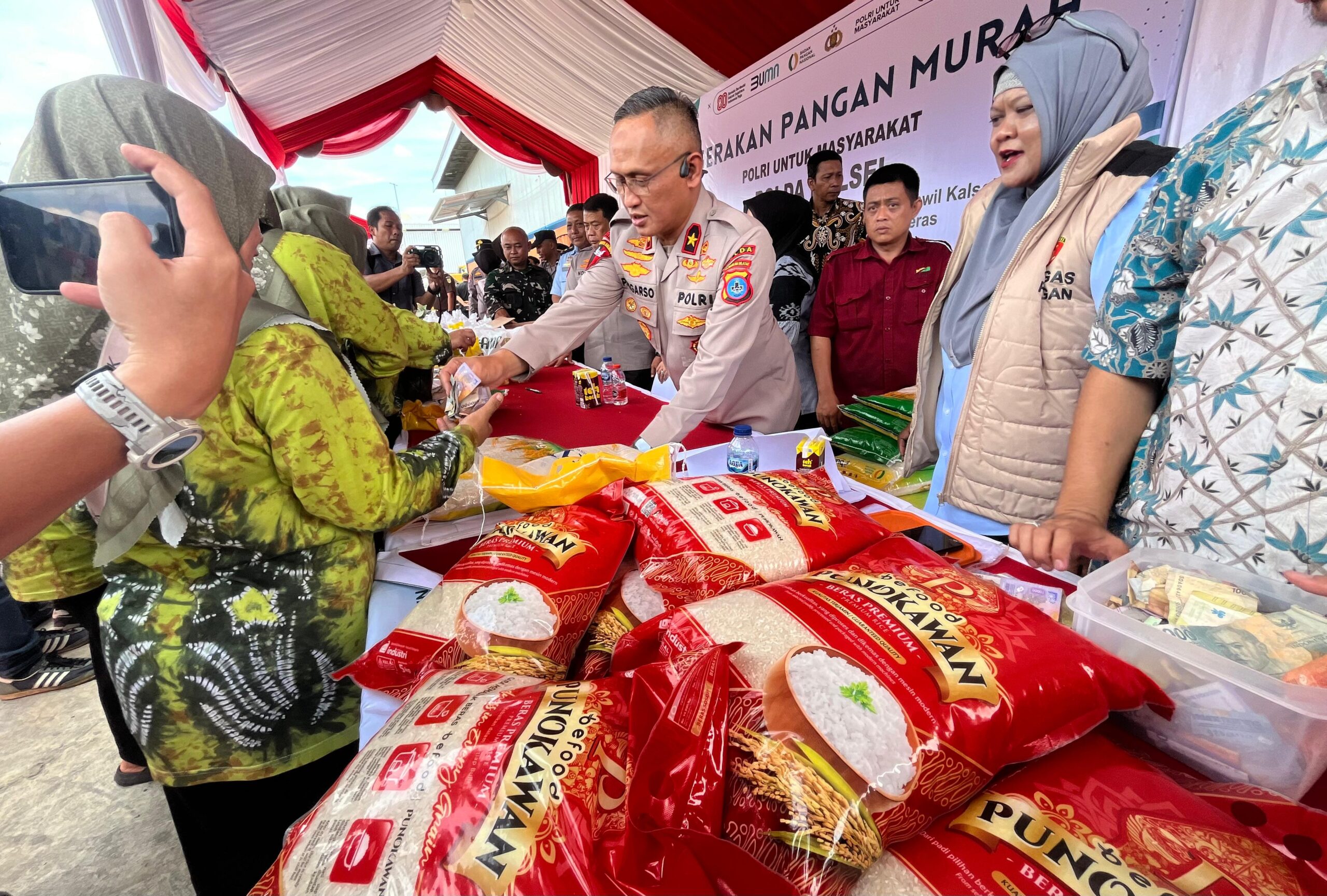 Tekan Inflasi, Polda Kalsel dan Bulog Gelar Pasar Murah