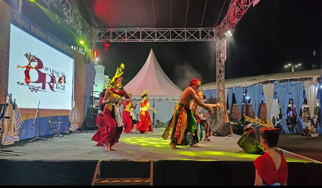 Sanggar Burung Ruai adalah wadah pelestarian budaya Dayak yang  konsisten menampilkan karya seni di kalimantan