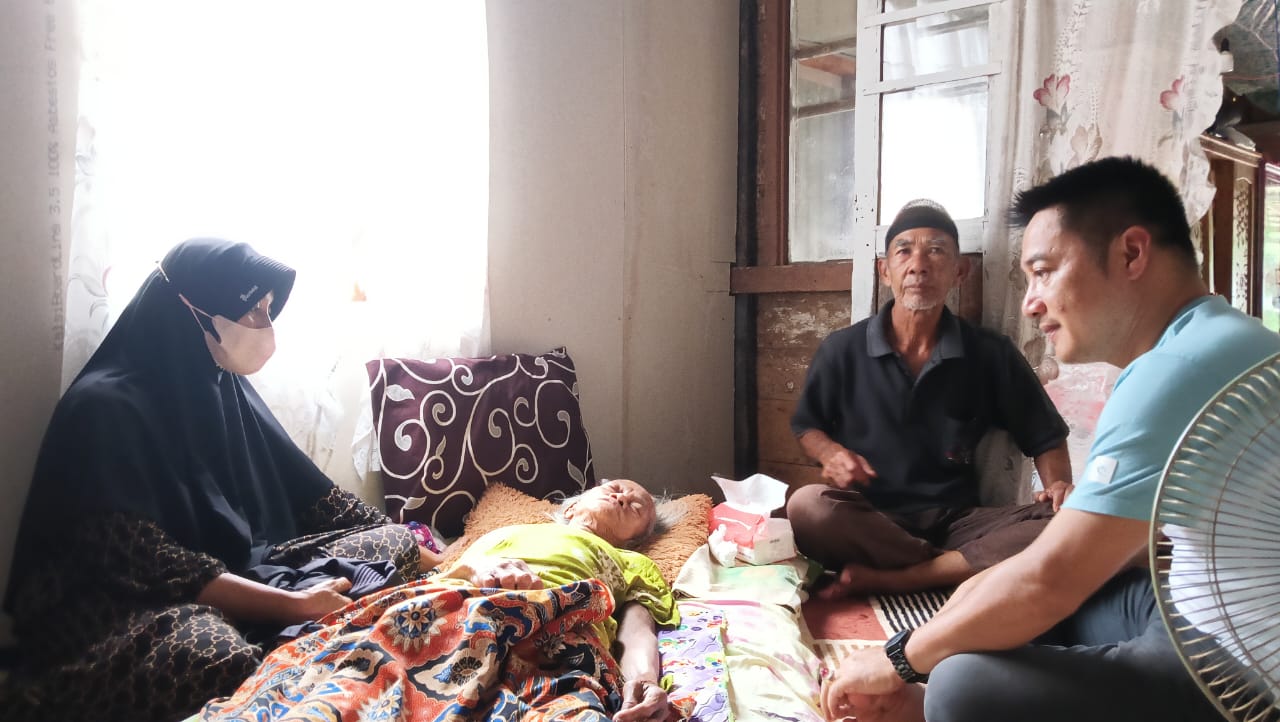 Anggota DPRD Balangan Kunjungi Warga Sakit di Tengah Reses di Desa Pematang