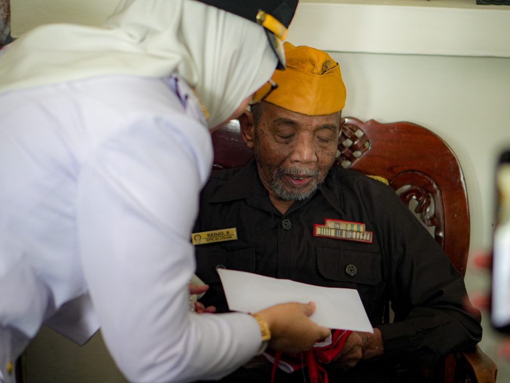 Semarak HUT ke-80 RI di Banjarbaru, Warga Antusias Terima Bendera Merah Putih dan Apresiasi Veteran           