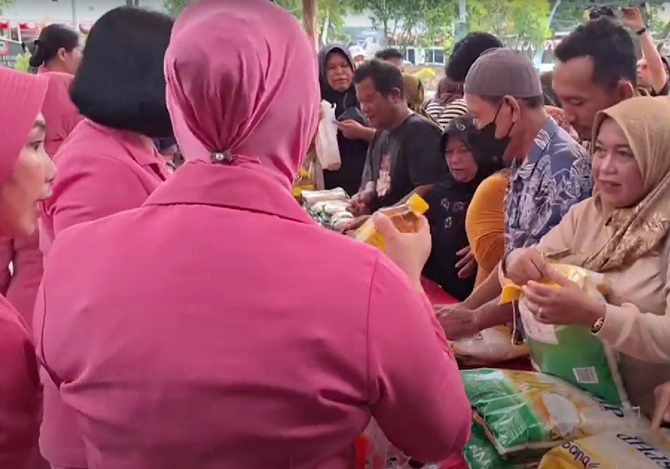 Polres Banjarbaru Gelar Gerakan Pangan Murah Semarakkan HUT RI ke-80