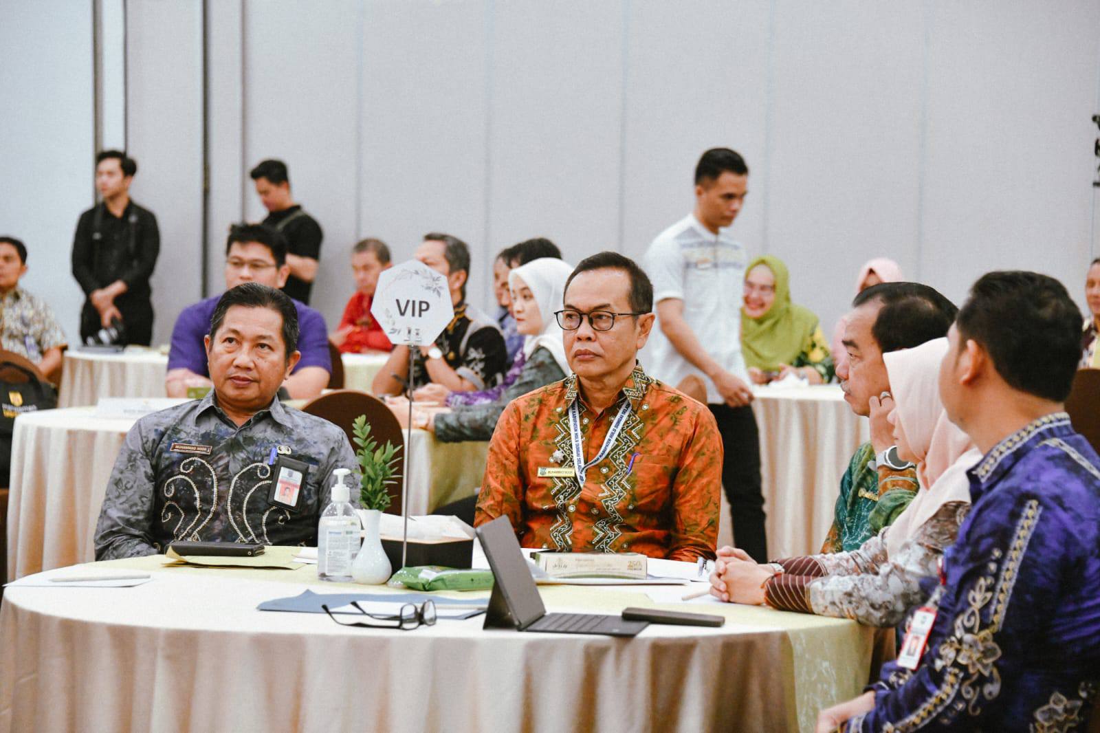 DUKUNG LITERASI KEUANGAN DAN PERTUMBUHAN EKONOMI LOKAL, SEKDA HSS HADIRI RAKORDA TPAKD SE-KALSEL